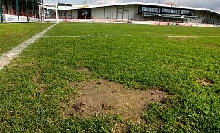 Auch wenn es das Wetter in den kommenden Tagen zulassen würde, wird der Rasen im Verler Stadion nicht mehr ausgetauscht. - Roland Thöring Auch wenn es das Wetter in den kommenden Tagen zulassen würde, wird der Rasen im Verler Stadion nicht mehr ausgetauscht. - Roland Thöring