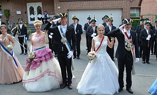 „Präsentiert das Gewehr!": Es grüßen die Regenten Tanja und Sascha Baumann.(St. Sebastian) sowie Sonja Peine und Volker Kröger (St. Johannes). - Stefan Köneke „Präsentiert das Gewehr!": Es grüßen die Regenten Tanja und Sascha Baumann.(St. Sebastian) sowie Sonja Peine und Volker Kröger (St. Johannes). - Stefan Köneke