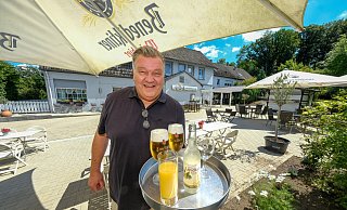 Biergarten mit durchführendem Wanderweg: Dinko Omrcen lässt das Ausflugslokal "Peter auf'm Berge" innen und außen aufmöbeln. - Andreas Zobe Biergarten mit durchführendem Wanderweg: Dinko Omrcen lässt das Ausflugslokal "Peter auf'm Berge" innen und außen aufmöbeln. - Andreas Zobe