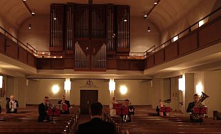 Beim Heiligabend-Video-Gottesdienst der Gemeinde ist der Posaunenchor involviert. Mit viel Abstand und nur mit acht Bläsern. - Posaunenchor Mennighüffen Beim Heiligabend-Video-Gottesdienst der Gemeinde ist der Posaunenchor involviert. Mit viel Abstand und nur mit acht Bläsern. - Posaunenchor Mennighüffen