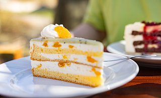 Das Hofcafé zur Müdehorst ist für seine selbstgemachten Torten bekannt und bietet idyllische Sitzplätze unter Bäumen mit Blick auf Wiesen und Schafe. - Mike-Dennis Müller Das Hofcafé zur Müdehorst ist für seine selbstgemachten Torten bekannt und bietet idyllische Sitzplätze unter Bäumen mit Blick auf Wiesen und Schafe. - Mike-Dennis Müller
