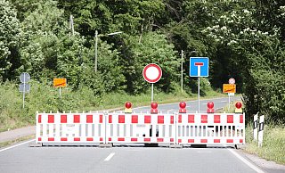 Kein Durchkommen: Die Bundesstraße ist seit Montagnachmittag voll gesperrt. - Nicole Sielermann Kein Durchkommen: Die Bundesstraße ist seit Montagnachmittag voll gesperrt. - Nicole Sielermann