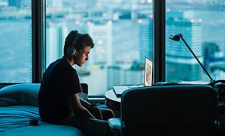 Jugendlichen bleibt aktuell nicht viel anderes übrig, als Zeit in ihrem Zimmer zu verbringen und Computer zu spielen. - picture alliance Jugendlichen bleibt aktuell nicht viel anderes übrig, als Zeit in ihrem Zimmer zu verbringen und Computer zu spielen. - picture alliance