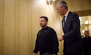 Nato-Generalsekretär Jens Stoltenberg und Wolodymyr Selenskyj (l), Präsident der Ukraine, bei einem Treffen in Kiew. - Uncredited/Ukrainian Presidential Press Office/AP/dpa Nato-Generalsekretär Jens Stoltenberg und Wolodymyr Selenskyj (l), Präsident der Ukraine, bei einem Treffen in Kiew. - Uncredited/Ukrainian Presidential Press Office/AP/dpa