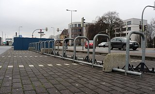 Die mobilen Fahrradständer auf den Kurzzeitparkplätzen neben dem Hauptbahnhof Paderborn werden derzeit kaum genutzt. - Mareike Gröneweg Die mobilen Fahrradständer auf den Kurzzeitparkplätzen neben dem Hauptbahnhof Paderborn werden derzeit kaum genutzt. - Mareike Gröneweg