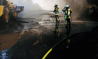 Die Einsatzkräfte gingen unter Atemschutz gegen das Feuer vor. - Feuerwehr Hille Die Einsatzkräfte gingen unter Atemschutz gegen das Feuer vor. - Feuerwehr Hille
