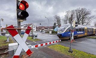 Ein Hövelhofer wurde von einem Zug am Bahnübergang an der Husarenstraße in Paderborn touchiert. (Archivbild) - Archivfoto: Niklas Tüns Ein Hövelhofer wurde von einem Zug am Bahnübergang an der Husarenstraße in Paderborn touchiert. (Archivbild) - Archivfoto: Niklas Tüns