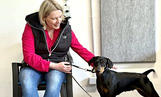 Hört aufs Wort: Deutscher-Pinscher-HündinFrieda (2 Jahre) und Heike Kaiser sind ein eingespieltes Team. - Ralf T. Mischer Hört aufs Wort: Deutscher-Pinscher-HündinFrieda (2 Jahre) und Heike Kaiser sind ein eingespieltes Team. - Ralf T. Mischer
