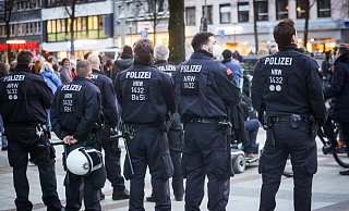 Das war die letzte Querdenker-Demo samt Gegendemo am Rathaus. - Sarah Jonek (Symbolbild) Das war die letzte Querdenker-Demo samt Gegendemo am Rathaus. - Sarah Jonek (Symbolbild)