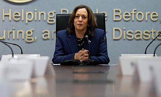 Harris macht sich beim US-Katastrophenschutz in Washington ein Bild von der Lage. - Jacquelyn Martin/AP/dpa Harris macht sich beim US-Katastrophenschutz in Washington ein Bild von der Lage. - Jacquelyn Martin/AP/dpa