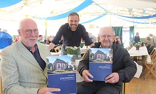 Bezirksausschussvorsitzender Josef Hartmann (v. l.), Projektinitiator Patrick Otte und Ortsheimatpfleger Willi Vössing stellen die Festschrift zum 1.050-jährigen Ortsjubiläum vor. - Burkhard Battran Bezirksausschussvorsitzender Josef Hartmann (v. l.), Projektinitiator Patrick Otte und Ortsheimatpfleger Willi Vössing stellen die Festschrift zum 1.050-jährigen Ortsjubiläum vor. - Burkhard Battran