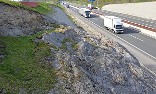 Der Erdrutsch ereignete sich direkt an der A33-Brücke, mit der die Straßen Halstenbeck und Oldendorfer Straße verbunden sind. - Andreas Großpietsch Der Erdrutsch ereignete sich direkt an der A33-Brücke, mit der die Straßen Halstenbeck und Oldendorfer Straße verbunden sind. - Andreas Großpietsch