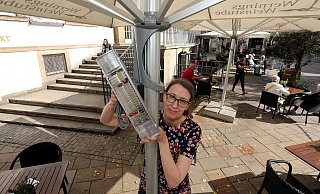 Daniela Werning hat 16 Heizstrahler angeschafft. Sie werden an den Streben der großen Sonnenschirme angebracht. Wenn es frischer wird auf dem Alten Markt, kommen die Infrarot-Strahler zum Einsatz. - Wolfgang Rudolf Daniela Werning hat 16 Heizstrahler angeschafft. Sie werden an den Streben der großen Sonnenschirme angebracht. Wenn es frischer wird auf dem Alten Markt, kommen die Infrarot-Strahler zum Einsatz. - Wolfgang Rudolf