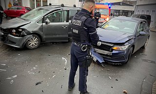 Die Rohrteichstraße war nach dem Unfall für 45 Minuten gesperrt. - Mike-Dennis Müller Die Rohrteichstraße war nach dem Unfall für 45 Minuten gesperrt. - Mike-Dennis Müller
