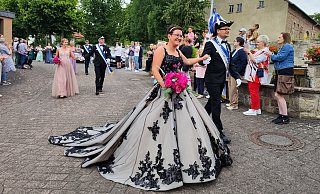 Ein Traum in Elfenbein und Spitze: Mennes Schützenkönigin Stefanie Gröschell begeistert mit ihrer Robe an der Seite von Schützenkönig Stefan Gröschell. - Nicole Kuper Ein Traum in Elfenbein und Spitze: Mennes Schützenkönigin Stefanie Gröschell begeistert mit ihrer Robe an der Seite von Schützenkönig Stefan Gröschell. - Nicole Kuper