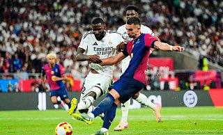 Im Pokalfinale gegen den FC Barcelona leistete sich Antonio Rüdiger (l) einen heftigen Aussetzer. - Jose Breton/AP/dpa Im Pokalfinale gegen den FC Barcelona leistete sich Antonio Rüdiger (l) einen heftigen Aussetzer. - Jose Breton/AP/dpa
