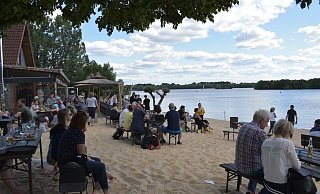 Besucher des Eisklang Bistros am Salitos Beach genießen das Urlaubs-Feeling am Lippesee. Der Andrang zum Sandstrand ist am Pfingstmontag jedoch so groß, dass der Parkplatz zeitweise geschlossen wird. - Julia Stratmann Besucher des Eisklang Bistros am Salitos Beach genießen das Urlaubs-Feeling am Lippesee. Der Andrang zum Sandstrand ist am Pfingstmontag jedoch so groß, dass der Parkplatz zeitweise geschlossen wird. - Julia Stratmann