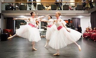 Die Tanzdarbietungen verschiedener Gruppen der Ballettschule Witte locken viele Zuschauer in Elsbach-Haus, das wie so oft Zentrum der Kulturnacht ist. - Ralf Bittner Die Tanzdarbietungen verschiedener Gruppen der Ballettschule Witte locken viele Zuschauer in Elsbach-Haus, das wie so oft Zentrum der Kulturnacht ist. - Ralf Bittner