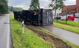 Der Sattelzug war am Donnerstagmorgen in Marienfeld im Kreis Gütersloh auf Geh- und Radweg gestürzt. - Thorsten Heß Der Sattelzug war am Donnerstagmorgen in Marienfeld im Kreis Gütersloh auf Geh- und Radweg gestürzt. - Thorsten Heß