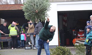 Mick Brinkmann übt sich im vergangenen Jahr zum ersten Mal in der Kunst, den Tannenbaum so weit wie möglich zu werfen. - Elke Niedringhaus-Haasper Mick Brinkmann übt sich im vergangenen Jahr zum ersten Mal in der Kunst, den Tannenbaum so weit wie möglich zu werfen. - Elke Niedringhaus-Haasper