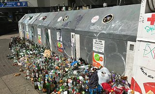 Das reicht fast für einen weiteren Container - so viel Altglas steht am 13. August an der Große-Kurfürsten-Straße herum. - Andreas Kämper Das reicht fast für einen weiteren Container - so viel Altglas steht am 13. August an der Große-Kurfürsten-Straße herum. - Andreas Kämper