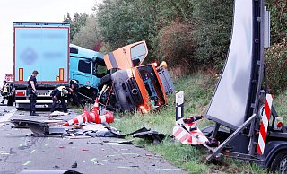 An der Unfallstelle bot sich den Einsatzkräften ein Bild der Verwüstung. Der Sattelzug hatte auf dem Seitenstreifen zunächst den Absicherungsanhänger (rechts im Bild) und dann den orangefarbenen Transporter erfasst. - Patrick Menzel An der Unfallstelle bot sich den Einsatzkräften ein Bild der Verwüstung. Der Sattelzug hatte auf dem Seitenstreifen zunächst den Absicherungsanhänger (rechts im Bild) und dann den orangefarbenen Transporter erfasst. - Patrick Menzel