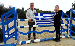 Alles in blau-weiß: Auf dem Bexter Hof lässt sich schnell ein Hindernis in den griechischen Nationalfarben finden. Dass mit Vanessa Darmani eine griechische Reiterin zu Gast ist, hat nichts mit der neuen Aufgabe von Lars Meyer zu Bexten zu tun, der aber kann mit seinem Gast schon einmal die griechische Flagge präsentieren. - Dirk Kröger Alles in blau-weiß: Auf dem Bexter Hof lässt sich schnell ein Hindernis in den griechischen Nationalfarben finden. Dass mit Vanessa Darmani eine griechische Reiterin zu Gast ist, hat nichts mit der neuen Aufgabe von Lars Meyer zu Bexten zu tun, der aber kann mit seinem Gast schon einmal die griechische Flagge präsentieren. - Dirk Kröger