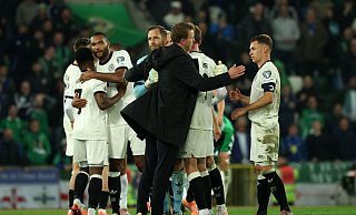 Bundestrainer Julian Nagelsmann gratuliert seinen Spielern nach dem Schlusspfiff auf dem Platz. - Christian Charisius/dpa Bundestrainer Julian Nagelsmann gratuliert seinen Spielern nach dem Schlusspfiff auf dem Platz. - Christian Charisius/dpa
