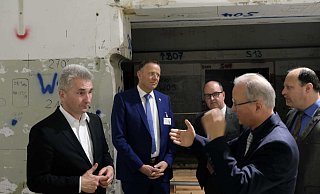 NRW-Wirtschaftsminister Andreas Pinkwart (l.) im Sommer 2019 beim Besuch in Würgassen im Gespräch mit Matthias Goeken und Hubertus Grimm (r.). - Landtagsbüro Goeken NRW-Wirtschaftsminister Andreas Pinkwart (l.) im Sommer 2019 beim Besuch in Würgassen im Gespräch mit Matthias Goeken und Hubertus Grimm (r.). - Landtagsbüro Goeken