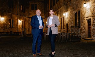 Landrat Christoph Rüther und die CDU-Kreisvorsitzende Corinna Rotte vor der Wewelsburg. - CDU / Carsten Montag Landrat Christoph Rüther und die CDU-Kreisvorsitzende Corinna Rotte vor der Wewelsburg. - CDU / Carsten Montag