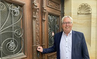 Durch die Tür zum alten Kreishaus ist Jürgen Müller jahrlang und immer gerne gegangen. In dem Gebäude hat Oberkreisdirektor Hans Friedrichs gewohnt. Sein Sohn, der Fernseh-Journalist Hanns Joachim Friedrichs ist dort aufgewachsen. - Corina Lass Durch die Tür zum alten Kreishaus ist Jürgen Müller jahrlang und immer gerne gegangen. In dem Gebäude hat Oberkreisdirektor Hans Friedrichs gewohnt. Sein Sohn, der Fernseh-Journalist Hanns Joachim Friedrichs ist dort aufgewachsen. - Corina Lass