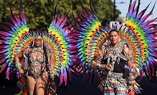 Beim Notting Hill Carnival gibt es bunte Kostüme, viel nackte Haut und karibische Rhythmen. - Alberto Pezzali/AP/dpa Beim Notting Hill Carnival gibt es bunte Kostüme, viel nackte Haut und karibische Rhythmen. - Alberto Pezzali/AP/dpa