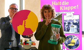 Pssst: Kulturvermittlerin Christiane Wabinksi und Museumsleiter Ingo Grabowsky laden dazu ein, am Tag des Schweigens auf Worte zu verzichten. - LWL/Alexandra Buterus Pssst: Kulturvermittlerin Christiane Wabinksi und Museumsleiter Ingo Grabowsky laden dazu ein, am Tag des Schweigens auf Worte zu verzichten. - LWL/Alexandra Buterus