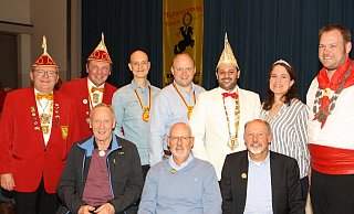 Der Vorsitzende Peter Josephs (hinten v. l.) und Stellvertreter Lars Rodewald, die neuen Elferräte Christrain Hartmann und Alexander Stamm, Prinz Michele I. Abbenante sowie das Kranzkönigspaar Sarah und Benedikt Knapp danken (vorne v.l.) Bernhard (Fuchs) Liekmeier, Rudolf Zehe und Klaus-Peter Henning fürt 44 Jahre Treue. - Regina Brucksch Der Vorsitzende Peter Josephs (hinten v. l.) und Stellvertreter Lars Rodewald, die neuen Elferräte Christrain Hartmann und Alexander Stamm, Prinz Michele I. Abbenante sowie das Kranzkönigspaar Sarah und Benedikt Knapp danken (vorne v.l.) Bernhard (Fuchs) Liekmeier, Rudolf Zehe und Klaus-Peter Henning fürt 44 Jahre Treue. - Regina Brucksch