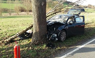 Wie die Feuerwehr Altenbeken berichtet, war das Auto von der Fahrbahn abgekommen. - Feuerwehr Altenbeken Wie die Feuerwehr Altenbeken berichtet, war das Auto von der Fahrbahn abgekommen. - Feuerwehr Altenbeken