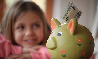 Einen Schein in das Schwein - Geldsparen ist heutzutage auf vielen Wegen möglich. - picture alliance/dpa Einen Schein in das Schwein - Geldsparen ist heutzutage auf vielen Wegen möglich. - picture alliance/dpa