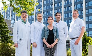 Viola Kronsbein (Mitte) und ihr Behandlungsteam: (v.l.) Prof. Dr. med. Thorsten Pohle, Dr. med. Ernst W. Kolbe, Prof. Dr. med. Andreas Krieg und Robert Brauer - KKHB Viola Kronsbein (Mitte) und ihr Behandlungsteam: (v.l.) Prof. Dr. med. Thorsten Pohle, Dr. med. Ernst W. Kolbe, Prof. Dr. med. Andreas Krieg und Robert Brauer - KKHB