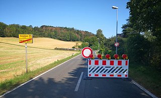 Gesperrt: Die Absperrung an der L 890 am Ortsausgang von Ottbergen. - Hermann Ludwig Gesperrt: Die Absperrung an der L 890 am Ortsausgang von Ottbergen. - Hermann Ludwig