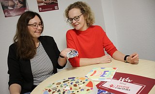 Auf Augenhöhe-Projektleiterin Carolin Schnückel (l.) und SkF-Chefin Daniela Dahlmann schauen nach den Mosaiksteinen, die als Youngcaritas-Projekt in der Laurentius-Schule entstanden und jetzt vor den bunten Bänken für Toleranz in der Stadt verlegt werden sollen. - Dieter Scholz Auf Augenhöhe-Projektleiterin Carolin Schnückel (l.) und SkF-Chefin Daniela Dahlmann schauen nach den Mosaiksteinen, die als Youngcaritas-Projekt in der Laurentius-Schule entstanden und jetzt vor den bunten Bänken für Toleranz in der Stadt verlegt werden sollen. - Dieter Scholz