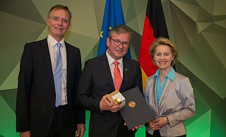 Paderborns Bürgermeister Michael Dreier nahm am 8. April in Berlin aus den Händen von Ministerin Ursula von der Leyen den Preis "Bundeswehr und Gesellschaft 2019" entgegen. Links im Foto der Präsident des Deutschen Städte- und Gemeindebundes, Gerd Landsberg. - Bundeswehr / Jonas Weber Paderborns Bürgermeister Michael Dreier nahm am 8. April in Berlin aus den Händen von Ministerin Ursula von der Leyen den Preis "Bundeswehr und Gesellschaft 2019" entgegen. Links im Foto der Präsident des Deutschen Städte- und Gemeindebundes, Gerd Landsberg. - Bundeswehr / Jonas Weber