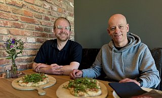 Viel Neues bei "Brinkmann's Braterei" in Paderborn: Betriebsleiter Lukas Ufer (l.) und Geschäftsführer Thilo Brinkmann im Gespräch. - Danielle Dörsing Viel Neues bei "Brinkmann's Braterei" in Paderborn: Betriebsleiter Lukas Ufer (l.) und Geschäftsführer Thilo Brinkmann im Gespräch. - Danielle Dörsing