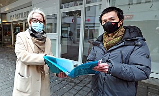 Eleonore Jennes, Geschäftsführerin der Bielefelder Karstadt-Filiale und Crepe-Meister Satoshi Nakao mit den Plänen für den Imbiss am Rande des Hauses. - Wolfgang Rudolf Eleonore Jennes, Geschäftsführerin der Bielefelder Karstadt-Filiale und Crepe-Meister Satoshi Nakao mit den Plänen für den Imbiss am Rande des Hauses. - Wolfgang Rudolf