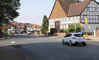 Freie Fahrt: Am Donnerstgamorgen wurde die Sperrung der B 64 in Godelheim Richtung Brakel aufgehoben. - Simone Flörke Freie Fahrt: Am Donnerstgamorgen wurde die Sperrung der B 64 in Godelheim Richtung Brakel aufgehoben. - Simone Flörke