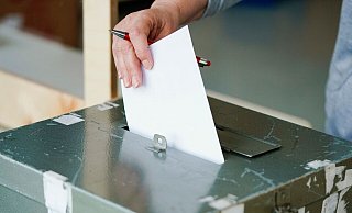Ein Wählerin wirft in einem Wahllokal ihren Stimmzettel in die Wahlurne. - Uwe Anspach/dpa Ein Wählerin wirft in einem Wahllokal ihren Stimmzettel in die Wahlurne. - Uwe Anspach/dpa