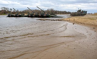 Ein Schützenpanzer vom Typ "Marder" fährt bei einer Bundeswehrübung am Elbestrand auf eine Schwimmschnellbrücke. - Foto: Klaus-Dietmar Gabbert/dpa Ein Schützenpanzer vom Typ "Marder" fährt bei einer Bundeswehrübung am Elbestrand auf eine Schwimmschnellbrücke. - Foto: Klaus-Dietmar Gabbert/dpa