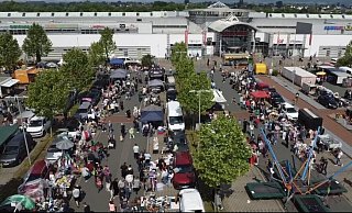 Flohmarkt auf dem Parkplatz des Werre-Parks in Bad Oeynhausen. - Marktfuchs Flohmarkt auf dem Parkplatz des Werre-Parks in Bad Oeynhausen. - Marktfuchs
