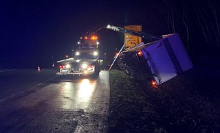 Der Lkw musste von einem Autokran wieder aufgerichtet werden. - Polizei Höxter Der Lkw musste von einem Autokran wieder aufgerichtet werden. - Polizei Höxter
