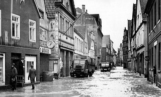 Bei dem Hochwasser 1946 in Herford wurde die Lübberstraße überschwemmt. - Kommunalarchiv Bei dem Hochwasser 1946 in Herford wurde die Lübberstraße überschwemmt. - Kommunalarchiv
