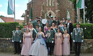 Zwischen den Ehrengästen und Offizieren glänzt das Königspaar Christian Scheike nebst Svenja Sanders (vorn, Mitte) mit den Hofstaat-Mitgliedern. - Lennart Schlütz Zwischen den Ehrengästen und Offizieren glänzt das Königspaar Christian Scheike nebst Svenja Sanders (vorn, Mitte) mit den Hofstaat-Mitgliedern. - Lennart Schlütz