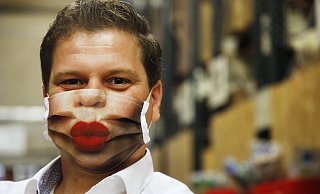 Sebastian Schmelter mit einem Verkaufshit: dem Mund-Nase-Schutz mit dem Motiv „Kussmund“. - Roland Thöring Sebastian Schmelter mit einem Verkaufshit: dem Mund-Nase-Schutz mit dem Motiv „Kussmund“. - Roland Thöring